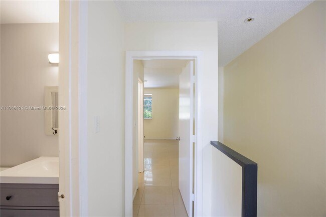 Building Photo - 8325 Fairway Rd