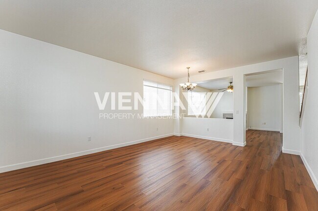 Building Photo - 493 Silverhorn Dr