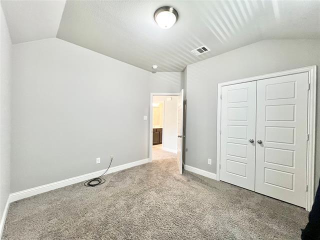 Building Photo - 5000-5002 Villas Dr