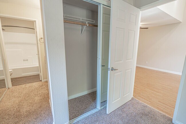 Building Photo - Warner Center 1 Bedroom Condo for Rent in Woodland Hills!