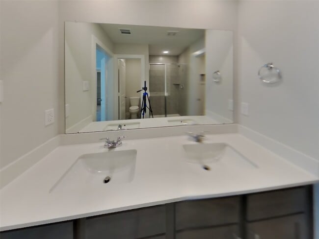 Building Photo - 4930 San Fabiano Ct