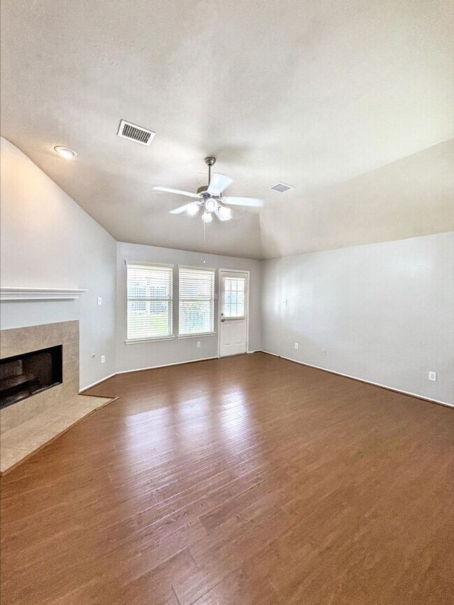 Building Photo - Spacious 3-Bedroom, 2-Bath Home with Conve...
