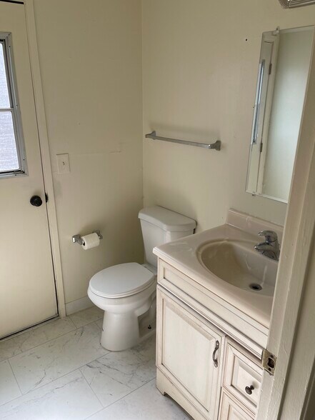 Building Photo - 1830 Salisbury Dr