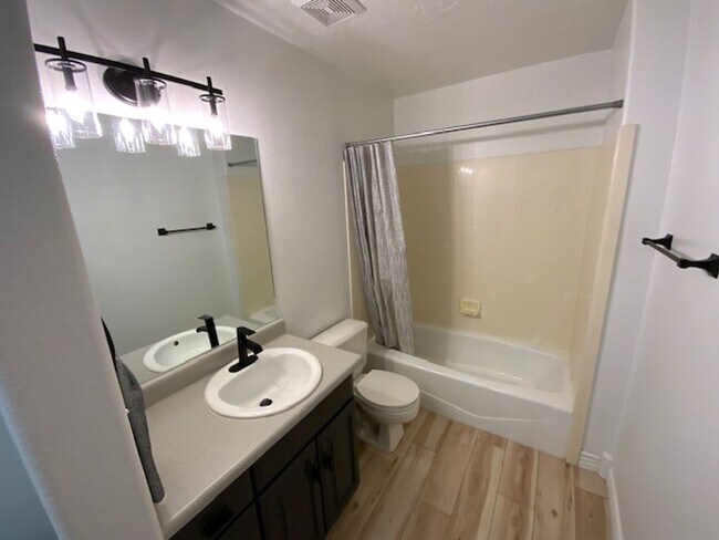 Building Photo - Updated Charleston Heights Townhome