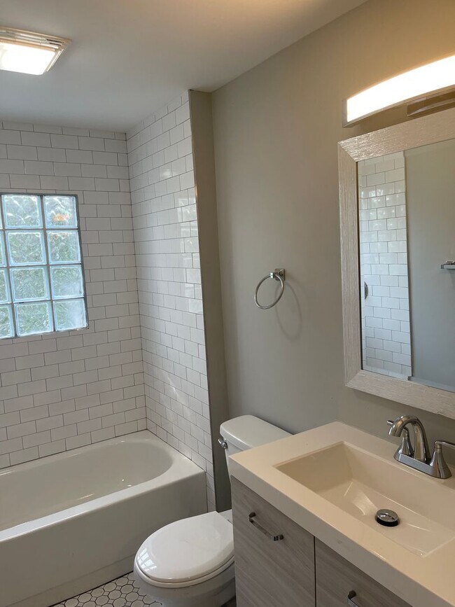 Building Photo - 665-667 Siebert St