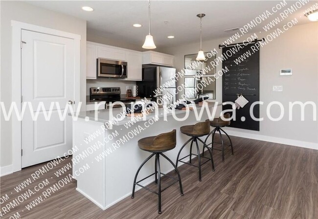 Building Photo - UPDATED!! 2 Bedroom, 2.5 Bath Townhome in ...