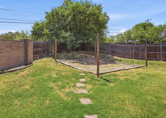 Building Photo - Corner-Lot Garden Home with Fireplace and Private Patio