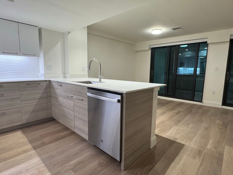 Primary Photo - 1065 Commonwealth Ave