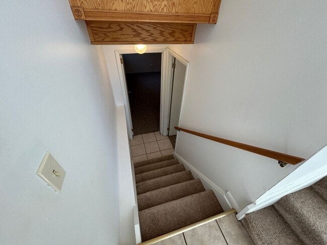 Building Photo - 5 Bed 2 Bath Home with 2 Car Attached Garage in Quiet Nice Neighborhood.