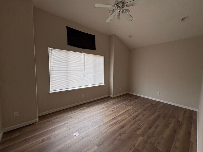 Building Photo - Close to ACE train, parks and school