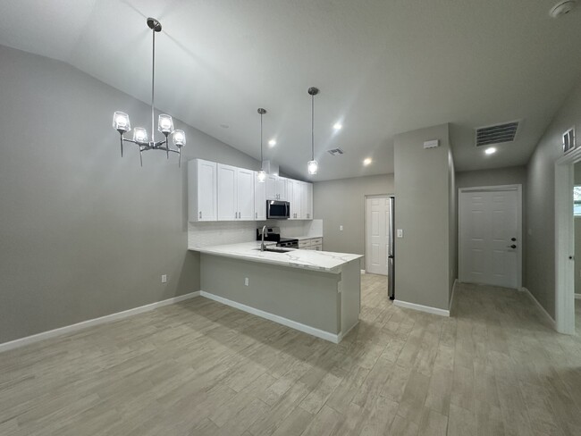 Building Photo - "Experience Cozy Elegance: Spacious 3-Bed,...