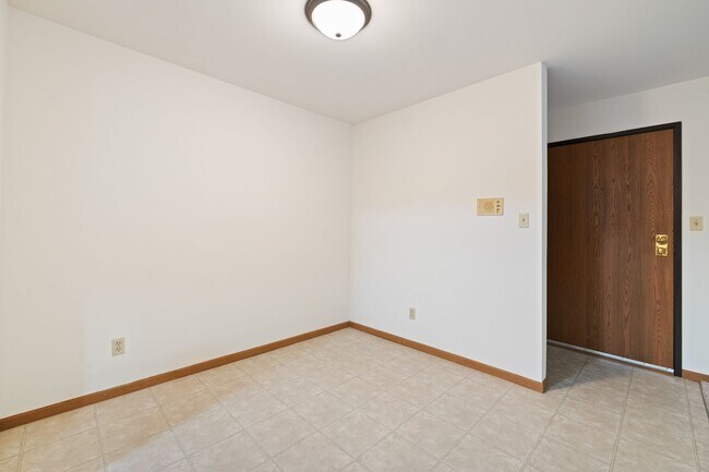 Building Photo - Upper 1 Bedroom 1 Bathroom Apartment Available