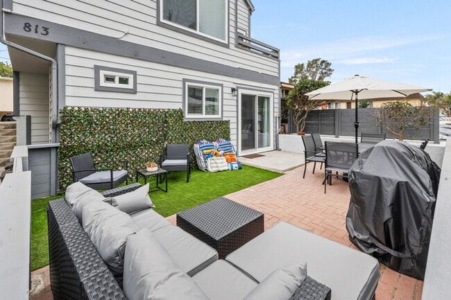 Building Photo - NEW Remodeled and furnished, 4 bed 3 bath available September 2026 to May 2027