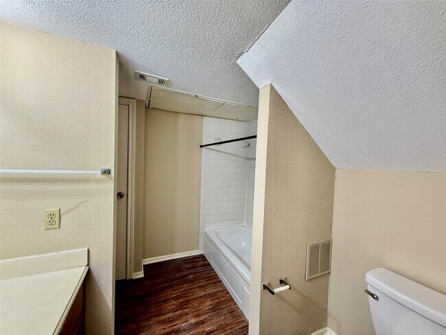 Building Photo - 3100 Walnut Bend Ln