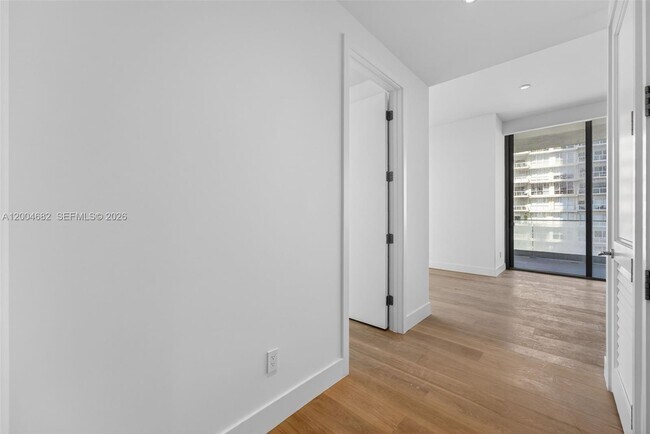 Building Photo - 175 SE 25th Rd