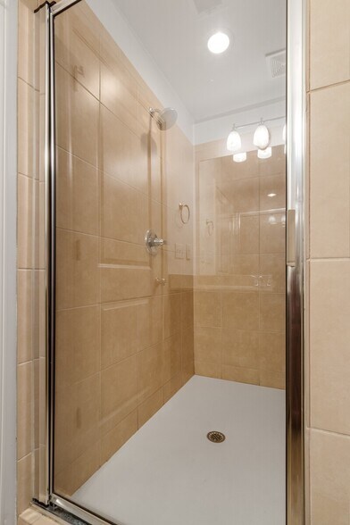 Building Photo - 215 Semel Dr