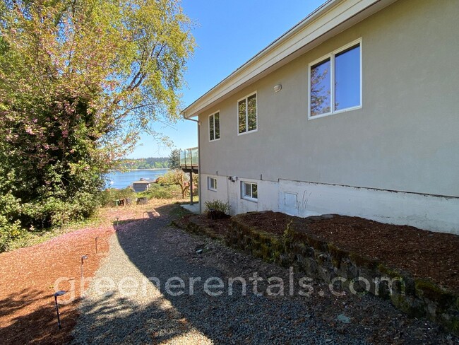 Building Photo - Cooper Point Daylight Basement ADU with Wa...
