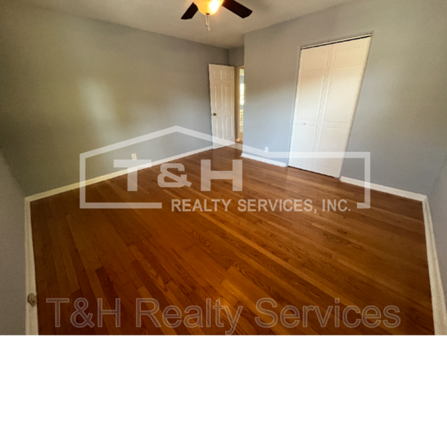 Building Photo - 9627 E 10th St