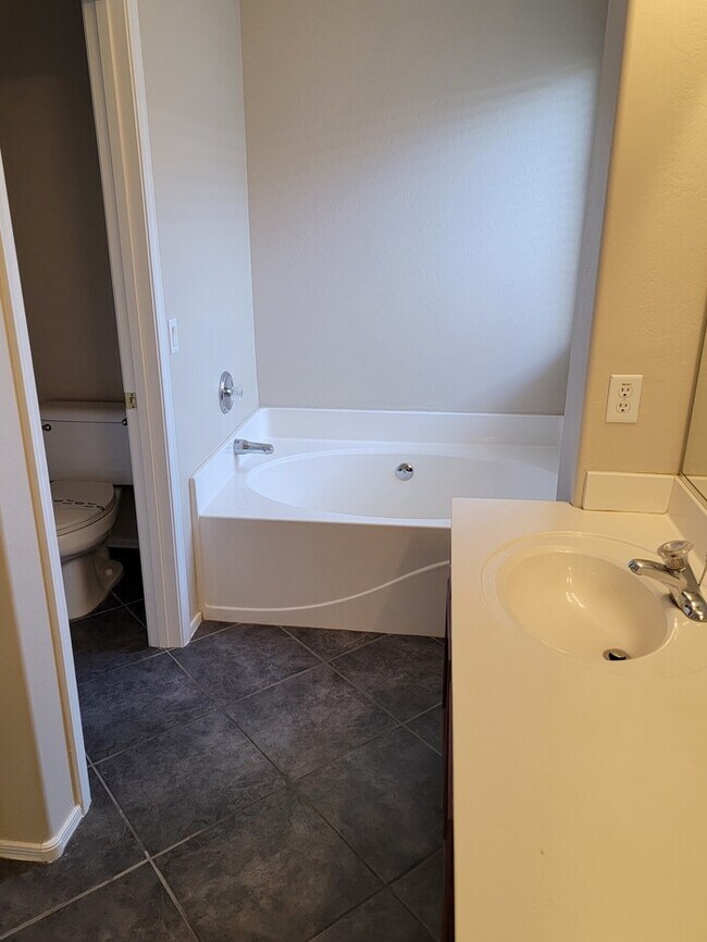 Building Photo - Amazing 4-Bedroom, 3-Bathroom home For Rent in Laveen!!