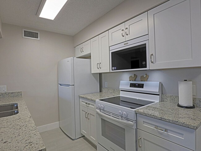 Building Photo - AVAILABLE NOW FURNISHED ONE BEDROOM!