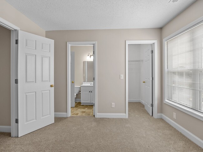 Building Photo - Freshly Renovated 2 BR, 2.5 BA Townhome Ce...