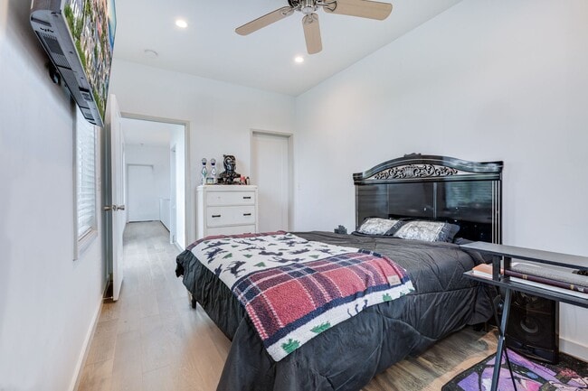 Building Photo - Modern Downtown Home!