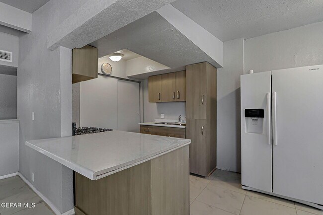Building Photo - 4212 Roxbury Dr
