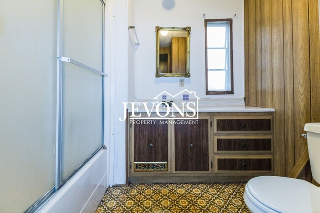 Building Photo - Experience this inviting Tieton home - Flexible short-term and long-term leases