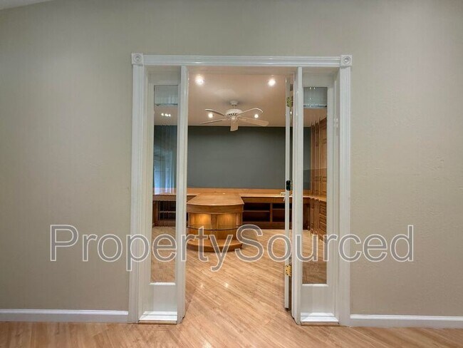 Building Photo - 1550 Naples Ct