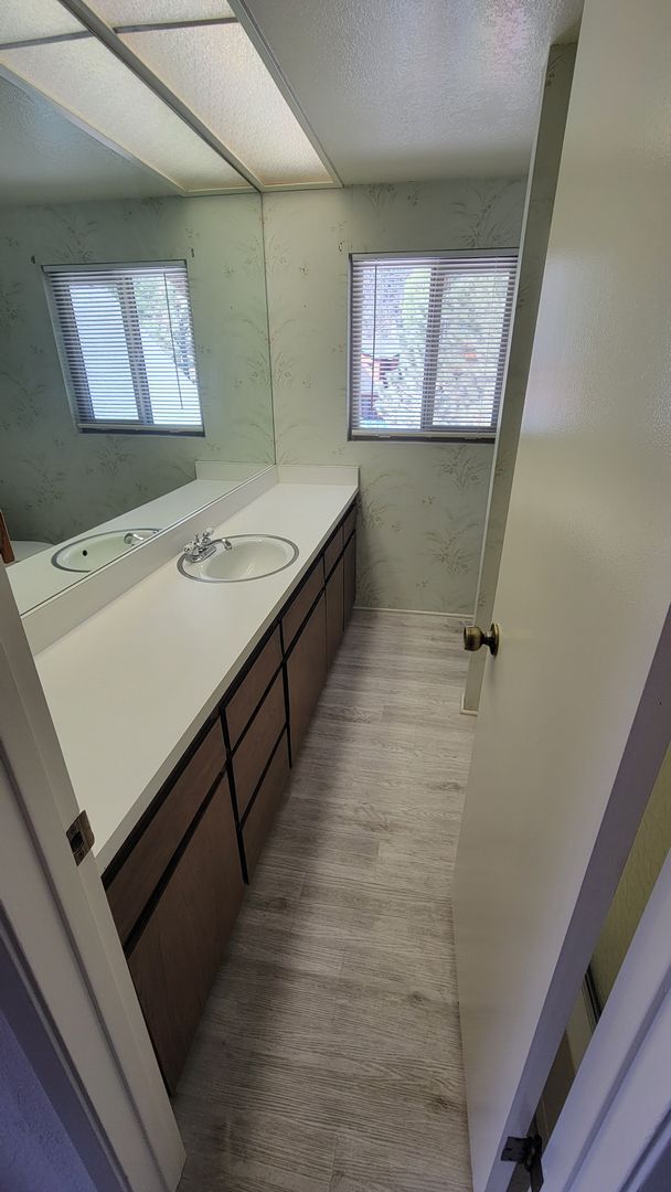Building Photo - 4 Bedroom Mountain Home Close to Town!