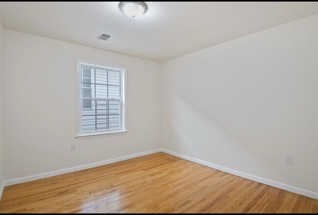 Building Photo - 31-33 CHESTER Ave