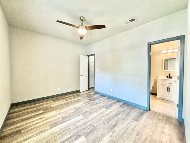 Building Photo - Riverwalk Condo - Pool Access