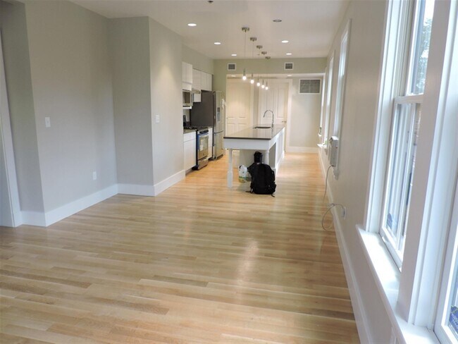 Building Photo - 40 Bow St