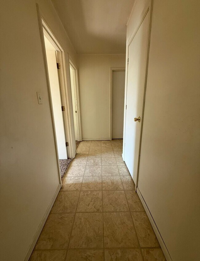 Building Photo - 4460 Hillcrest Dr