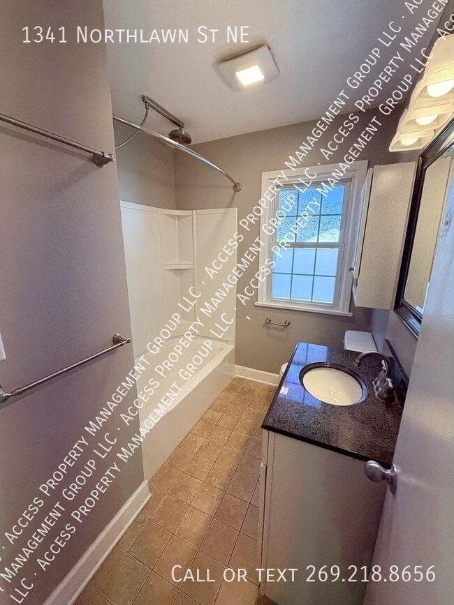 Building Photo - 1341 Northlawn St NE