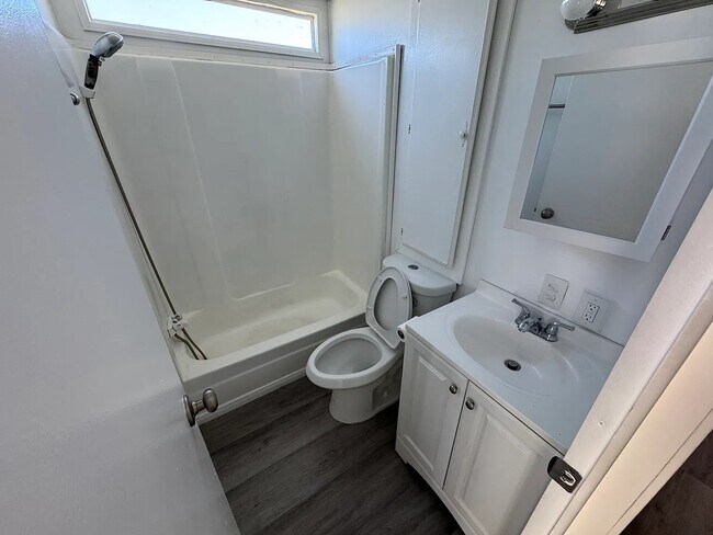 Building Photo - 64 Sylvia St