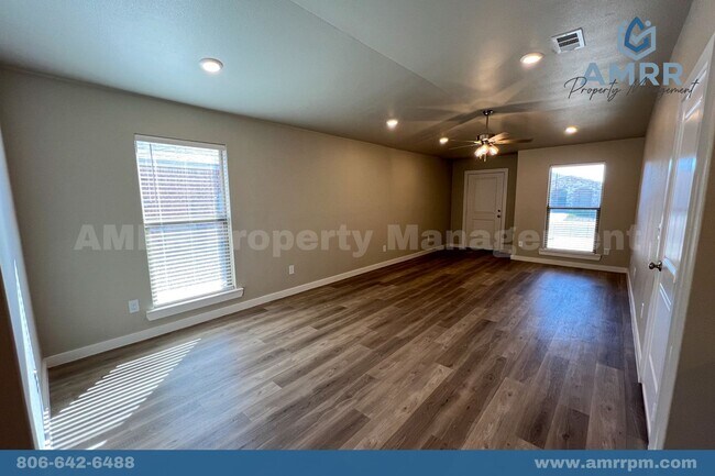 Building Photo - 3 Bedroom Townhome In Harvest Wolfforth!