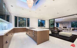 Building Photo - 900 N Hillcrest Rd