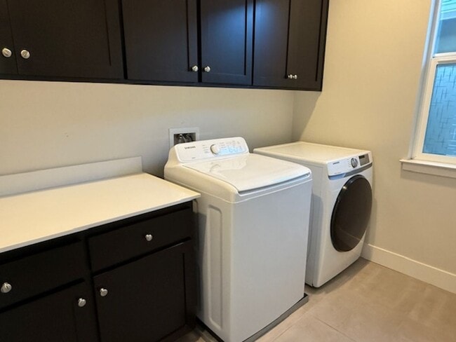 Building Photo - Beautiful and Modern 4 Bedroom 3 Bath Alma...