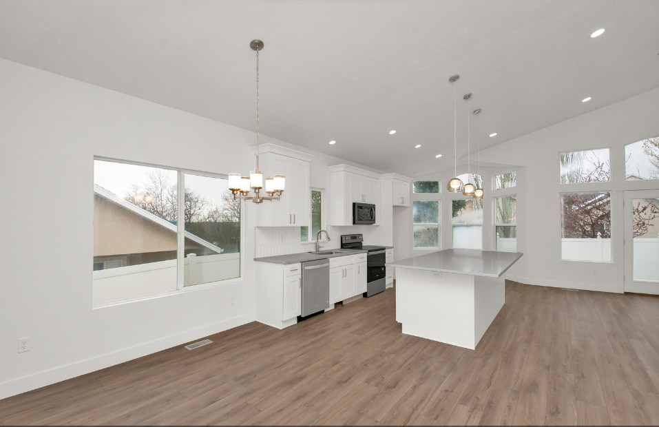Building Photo - 1511 Lakeview Dr