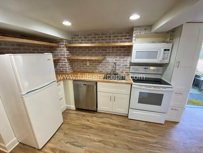 Building Photo - 8008 Roosevelt Way NE