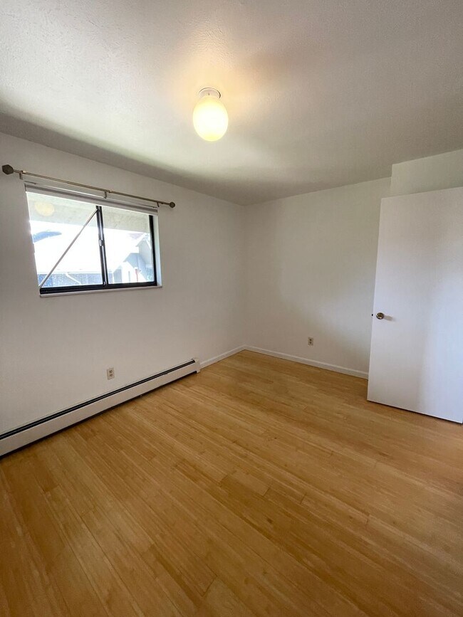 Building Photo - Updated 2B/2B 3rd floor Condo on Manhattan