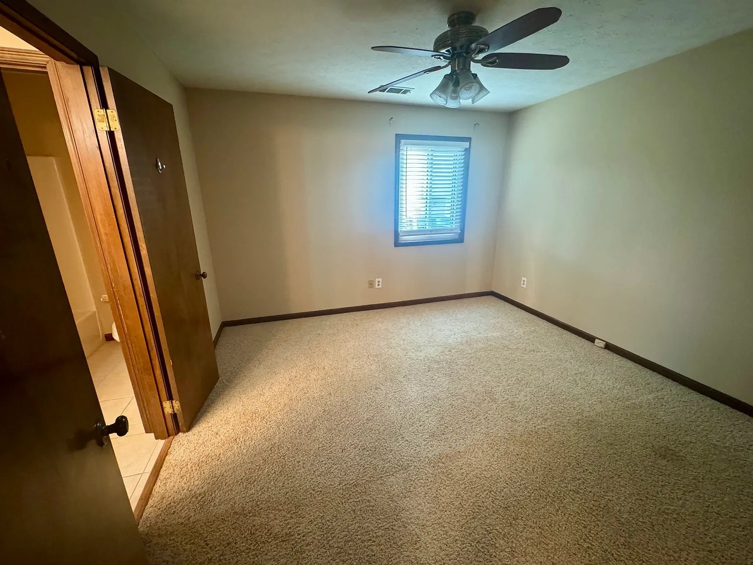 Building Photo - 1616 Maple Ridge Dr