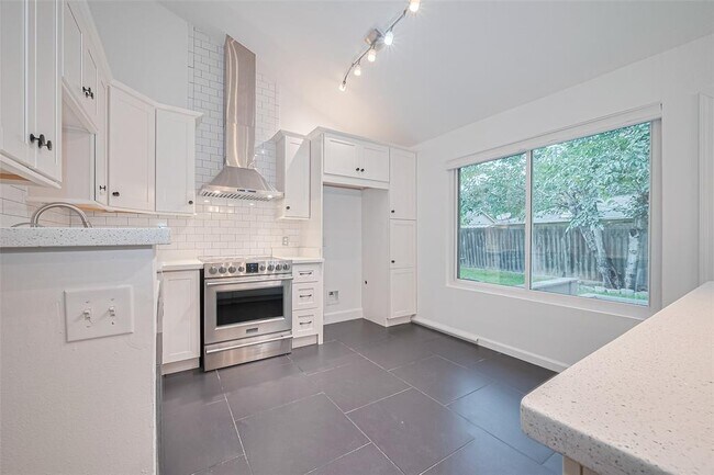 Building Photo - 3407 Hillstone Dr