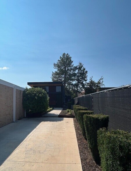Front - 2044 E Hedgewood Ct
