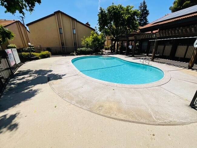 Building Photo - Spacious 2/1 Condo in Gated Community