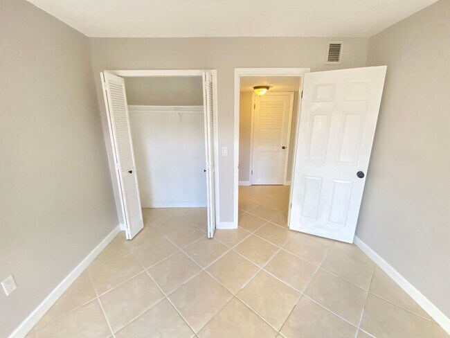 Building Photo - 1718 Gulfview Dr