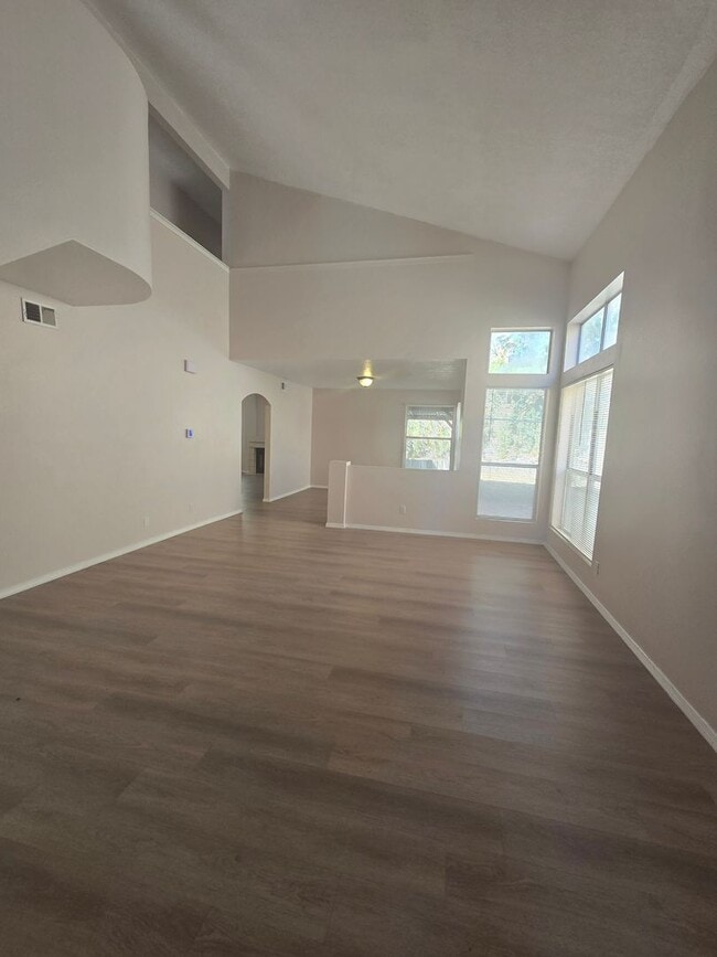 Building Photo - Beautiful 4 Bedroom 2 1/2 Bath Home in a Highly Desirable Neighborhood!