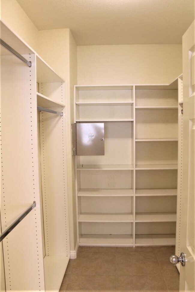 Building Photo - 4 Bedroom 2 Bath Home