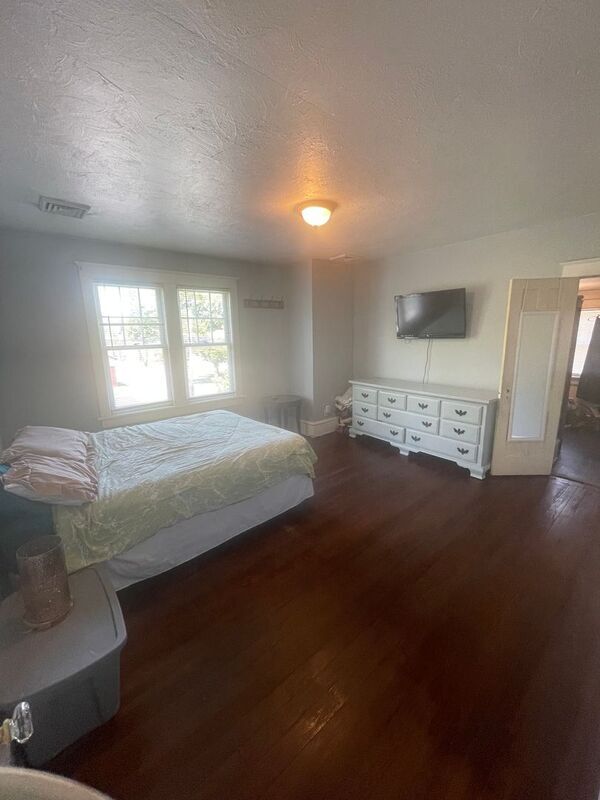 Building Photo - 528 Lindbergh Ave